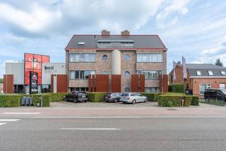 <p>Nabij de Nederlandse grens bevindt zich dit lichtrijke appartement met twee slaapkamers, gelegen op de derde verdieping van een verzorgd gebouw met lift. Het appartement combineert een aangename leefruimte met meerdere terrassen, een zolderberging en een garage met elektrische poort.</p>
<p>Bij het betreden van het appartement komt u terecht in de inkomhal. Deze geeft toegang tot een apart toilet met wastafel en een praktische berging.</p>
<p>De lichtrijke woonkamer geniet dankzij de raampartijen en de mooie plafondhoogte van een ruimtelijk en open gevoel. Er is voldoende plaats voor zowel een zithoek als een eetplaats. Vanuit de woonkamer heeft u rechtstreeks toegang tot het terras aan de achterzijde.</p>
<p>De keuken is uitgerust met Miele-toestellen. Vanuit de keuken bereikt u het terras aan de voorzijde.</p>
<p>Het appartement beschikt over twee slaapkamers. De badkamer is voorzien van een douche in bad, een dubbele wastafel en een tweede toilet.</p>
<p>Via een vlizotrap is de bergzolder bereikbaar. Hier heeft u ongeveer 30 m² extra bergruimte.</p>
<p>Daarnaast beschikt de woning over een garage met elektrische poort. Deze biedt voldoende plaats voor het parkeren van een wagen en kan bovendien gebruikt worden voor extra opslag.</p>
<p>Kortom: een ruim en comfortabel appartement op een gunstige locatie, ideaal voor wie aangenaam wil wonen nabij de Nederlandse grens.<br /><br />Servicekosten € 95.<br /><br />Voor meer info of een bezichtiging kunt u contact met ons opnemen: +32 (0) 14 65 03 79 of info@verlouwvastgoed.be.</p>