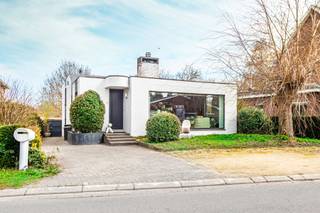 <p><span>Op een uitzonderlijk perceel van ca. 1.459 m² in het rustige Heffen (Mechelen) bevindt zich deze vrijstaande split-level woning waar licht, ruimte en groen centraal staan. Met een bewoonbare oppervlakte van ca. 184 m², een lichtrijke leefruimte met veranda, drie slaapkamers en een ruime privatieve tuin vormt dit eigendom een ideale combinatie van wooncomfort, potentieel en een strategische ligging tussen Antwerpen en Brussel.</span></p>
<p>Leg uw moment vast tijdens het <strong>bezoekweekend</strong> op <strong>vrijdag 17 april </strong>en <strong>zaterdag 18 april</strong>. Bel 03 535 2000 of contacteer ons via info@immoley.be</p>