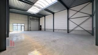 <strong>Nieuwbouw KMO-unit met een oppervlakte van 240 m²</strong> te huur met een fantastische ligging langs de commerciële Brusselbaan te Hekelgem (Affligem).<br /><br />De opslagruimte is voorzien van een ruime sectionale poort, glaspartij (3m x 3m), lichtstraat en heeft een vrije hoogte van 6 m, ideaal voor opslag/productie/atelier. Verder is de loods voorzien van nutsvoorzieningen (water, elek, en data), RWP met mogelijkheid tot aansluiting van toilet. Het magazijn maakt deel uit van fase III van het <strong>nieuwbouw KMO project 'ID Park bis'</strong>.<br /><br />Vestig uw bedrijf in ID Park bis op een uiterst centrale ligging met een <strong>fantastische bereikbaarheid dankzij de nabijheid van de E40 (6 min)</strong>. <br />Aanwezigheid van <strong>3 privatieve parkeerplaatsen</strong> (inbegrepen in de prijs). <strong>Onmiddellijk beschikbaar! </strong><br /><br />Daarnaast zijn er binnen het project ook andere KMO-units beschikbaar met oppervlaktes van 480 m² en 726 m², waardoor er steeds een passende oplossing is voor verschillende bedrijfsnoden.<br /><br />Contacteer <strong>PANORAMA B2B</strong> voor bijkomende (technische) inlichtingen, plannen of een vrijblijvend plaatsbezoek via <strong>0477 07 30 30</strong>.