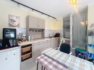 Deze verzorgde studio is ideaal gelegen in het hart van Westende-Bad, op wandelafstand van de zee, het strand en de winkels. Dankzij de grote raampartijen geniet de studio van veel natuurlijk licht en een aangename sfeer.<br /><br />De leefruimte is praktisch ingericht met een slaaphoek, een eethoek en een compacte maar functionele keuken. De keuken is uitgerust met onder andere een oven en koffiemachine en biedt voldoende opbergruimte.<br /><br />Aansluitend bevindt zich een douche die discreet geïntegreerd is in de leefruimte, vlak bij de keuken. Het toilet is apart, wat extra comfort biedt.<br /><br />Verder beschikt de studio over een verzorgde afwerking en een efficiënte indeling, waardoor elke vierkante meter optimaal wordt benut. Ideaal als tweede verblijf aan zee, investering of compacte woonoplossing.