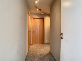 <p>Dans cette petite résidence se trouve cet appartement lumineux de deux chambres, situé au deuxième étage. L’appartement dispose d’un spacieux séjour avec salle à manger et d’une belle cuisine ouverte. À côté de la cuisine se trouve un débarras pratique avec raccordement pour machine à laver et sèche-linge.</p><p>L’appartement comprend également des toilettes séparées, deux chambres spacieuses, une salle de bains et une agréable terrasse. La salle de bains est équipée d’une baignoire, d’une douche à l’italienne et d’un lavabo avec meuble de rangement.</p><p>Grâce à sa situation avantageuse, l’appartement se trouve à distance de marche du centre de Denderleeuw et de Liedekerke. Les commerces, centres de loisirs et transports en commun sont facilement accessibles.</p><p>Le loyer est de <strong>880 € par mois</strong>, avec <strong>40 € de charges communes</strong>.<br /><strong>Disponible à partir du 8 juin.</strong></p>