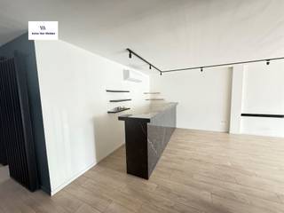 Bent u op zoek naar een ruime handelszaak in het hart van Oudenaarde? Wij bieden een uitstekende ruimte te huur aan op de Marlboroughlaan. Dit moderne en goed onderhouden pand is ideaal voor ondernemers die op zoek zijn naar een efficiënte en representatieve werkplek.Kenmerken:Locatie: Marlboroughlaan 2, OudenaardeBruto oppervlakt :150m²voorheen kapsalonOverige Details:Centrale liggingGeschikt voor diverse bedrijfsactiviteitenGeen extra algemene onkostenAarzel niet om contact met ons op te nemen voor meer informatie of om een bezichtiging te regelen. Deze kantoorruimte is beschikbaar voor serieuze ondernemers die streven naar een professionele en comfortabele werkomgeving. Voldoende parkeermogelijkheden (14 niet betalende publieke parkeerplaatsen voor het gebouw - in een straal van 100m gratis openbare parking). Beschikbaar.