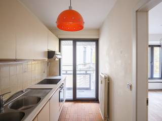 <strong>Regio Gent Zuid - Lichtrijk, op te frissen drieslaapkamer-appartement gelegen in een zijstraat van de muinkkaai met zicht op het water.</strong><br /><br />Voor meer informatie, mail naar info@carloeggermont.be<br /><br />Rustig wonen op wandelafstand van het bruisende stadscentrum. Dit lichtrijk en karaktervol tweeslaapkamer-appartement voorzien van alle hedendaags comfort, is gelegen in een zijsstraat van de muinkkaai en heeft zijdelings zicht op het water en de vooruit.<br /><br />Dit appartement is gelegen op de tweede verdieping in residentie Bahia. We komen binnen via een ruime inkomhal, voorzien van ingemaakte vestiaire-kasten. De hal leidt ons rechtstreeks naar de voorzijde van het appartement waar we een lichtrijke eet- en leefruimte met aansluitend de keuken vinden. Aanpalend aan de keuken hebben we het eerste terras aan de voorzijde.<br /><br />Aan de andere zijde van de hal vinden we drie slaapkamers (2 ruimere en 1 kleinere). Twee van de drie slaapkamers geven uit op het tweede terras aan de achterzijde van het gebouw.<br /><br />Verder is het appartement nog voorzien van apart toilet op de overloop en de badkamer.<br /><br />Als extra troef is het appartement voorzien een kelderberging in de kelder EN de mogelijkheid tot het aankopen van een ondergrondse staanplaats.<br /><br />Bijkomende troef is de gunstige EPC-score (B-label), wat van dit appartement een ‘future-proof’ investering maakt.<br /><br /><strong>Samengevat, een ideale investering voor zowel studerende kinderen, young professionals als mensen die op zoek zijn naar een appartement voor eigen bewoning.</strong>
