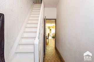 <p>Op zoek naar een betaalbare en instapklare woning op een centrale ligging in Ninove? Deze woning in de Pollarestraat is ideaal voor starters, jonge gezinnen of als investering, met een praktische indeling en interessante extra ruimtes.</p>

<p>De woning beschikt over een vernieuwde centrale verwarming op gas en een EPC-label C, waardoor er geen renovatieverplichting geldt. De elektrische installatie is conform tot 2037, wat zorgt voor extra zekerheid.</p>

<p>Binnenin vindt u een leefruimte, keuken en badkamer op het gelijkvloers. Op de verdiepingen bevinden zich meerdere slaapkamers, met bijkomende mogelijkheden op de zolderverdieping.</p>

<p>Achteraan is er een ruime berging/atelier aanwezig, geschikt als stockage, hobbyruimte of kleine werkplaats. De stadstuin vormt een aangename buitenruimte.</p>

<p>De ligging is een belangrijke troef: op wandelafstand van het centrum van Ninove, met vlotte verbinding naar invalswegen, winkels, scholen en openbaar vervoer.</p>

<p>Troeven:<br />Instapklaar en betaalbaar<br />EPC C – geen renovatieverplichting<br />Centrale verwarming op gas (recent vernieuwd)<br />Elektriciteit conform tot 2037<br />3 slaapkamers mogelijk<br />Ruime berging/atelier<br />Stadstuin<br />Centrale ligging vlakbij centrum en voorzieningen<br /><br />De woning is momenteel verhuurd en wordt beschikbaar bij einde huur. Dit maakt het pand extra interessant voor investeerders die op zoek zijn naar een eigendom met onmiddellijk rendement.</p>