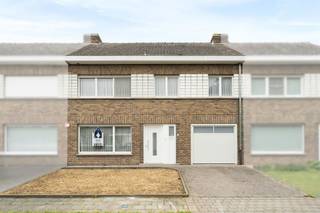 <p><span>TOPAANBOD in Kuurne!</span><span> Deze </span><span>ruime gezinswoning (1970)</span><span> met </span><span>4 slaapkamers</span><span>, </span><span>garage + oprit</span><span> en </span><span>droge kelder</span><span> is dé kans voor wie veel ruimte zoekt aan een sterke prijskwaliteitverhouding.</span></p><p><span>De woning beschikt over een </span><span>praktische indeling</span><span>, een </span><span>solide structuur</span><span> en meerdere </span><span>recente updates</span><span> zoals een condensatieketel, deels vernieuwde ramen en een geïsoleerde zolder. Met </span><span>EPC B</span><span> is dit een </span><span>energiezuinige topper</span><span> die met enkele opfriswerken volledig instapklaar is.</span></p><p><span>Belangrijkste troeven:</span></p><ul><li><span>4 volwaardige slaapkamers</span></li><li><span>Garage + oprit</span></li><li><span>Rustige ligging</span></li><li><span>Sterke technische basis</span></li><li><span>EPC B = lage energiekosten</span></li></ul><p><span>Dit is een woning die snel weg zal zijn. </span><span>Mis deze kans niet.</span></p><p><span>stijn@vastgoedkantoorvanassche.be 0476 76 38 76</span></p><p><span><span>https://www.vastgoedkantoorvanassche.be/nl/te-koop?view=detail&amp;id=548</span></span><span> </span></p>
