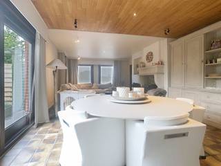 Deze alleenstaande ruime woning is gelegen nabij het centrum van Staden en heeft als indeling:<br /><br />GELIJKVLOERS<br />inkom - toilet - ruime en lichtrijke leefruimte voorzien van een houtkachel - woonkeuken (ingericht met toestellen) - wasplaats met berging - kelder - 2 slaapkamers - badkamer (douche, bad en lavabo met meubel) - inpandige garage<br /><br />1STE VERDIEPING<br />2 slaapkamers - zolderruimte<br /><br />Buiten kan u zich begeven in de tuin met landelijk uitzicht, zongericht terras en tuinhuis! <br />* de garage achteraan het perceel zal niet mee verhuurd worden !! <br /><br />(EPC uc 4085 - score: 234 kWh/m²)