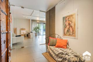 <p>Ontdek deze prachtige lichtrijke villa, gebouwd in 2007, waar ruimte, comfort en moderne technologie hand in hand gaan. Dankzij de gunstige ligging geniet u van rust en een vrij uitzicht op groen, terwijl winkels, scholen en belangrijke invalswegen toch vlakbij liggen.</p>
<p>De leefruimte met gezellige open haard en vloerverwarming vormt het hart van het huis en sluit naadloos aan bij de volledig ingerichte keuken. Alle verlichting is stijlvol ingebouwd.</p>
<p>Deze woning is volledig instapklaar en werd uitgerust met tal van hedendaagse voorzieningen met o.a. domoticasysteem, airconditioning en warmtepomp, 30 zonnepanelen en screens voor alle ramen. </p>
<p><strong>Troeven:</strong></p>
<ul><li>Gunstig EPC B-label (121 kWh/m²)</li><li>Elektriciteit is conform</li><li>Domoticasysteem, persoonlijk instelbaar en vanop afstand bedienbaar</li><li>Airconditioning en warmtepomp (30 zonnepanelen)</li><li>Volledige kelderverdieping</li><li>Inpandige garage voor 2 auto’s</li><li>Mogelijkheid tot 4/5 slaapkamers</li><li>2 badkamers</li><li>Noordgerichte tuin + zuidgerichte tuin met zwemvijver</li></ul>
<p><strong>Indeling:</strong></p>
<ul><li>Gelijkvloers: Inkomhal; toilet; leefruimte + zithoek (112 m²); keuken (23 m²); berging; inpandige garage voor 2 auto’s.</li><li>Verdieping: slaapkamer 1 (20 m²) met aparte dressing; badkamer 1 (13,5 m²); slaapkamer 2 (13,5 m²); badkamer 2 (4 m²); slaapkamer 3 (40 m²); apart toilet; slaapkamer 4 (25 m²)</li><li>Kelder</li></ul>
<p>Interesse? Contacteer ons vandaag nog voor een bezoek en ervaar de unieke woonbeleving in deze woning!</p>