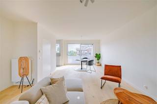 <p><span>Vous êtes à la recherche d'un appartement sans souci dans lequel vous pouvez emménager en un rien de temps ? Ce bel appartement (2025) entièrement rénové allie des matériaux de qualité à une situation agréable à proximité des commerces, de la gare et du centre-ville. </span></p><p><span> </span></p><p><span>Les principaux atouts en un coup d'œil :</span></p><p><span>- Rénovation de haute qualité (2025) avec des matériaux durables tels que parquet, cuisine sur mesure, nouvelles fenêtres,… </span></p><p><span>- Très bonne efficacité énergétique (label EPC B)</span></p><p><span>- Terrasse agréable avec orientation sud-est</span></p><p><span>- Situation calme à proximité des commerces, de la gare, du centre ville,…</span></p><p><span>- Vue dégagée </span></p><p><span>- Place de parking incluse</span></p><p><span> </span></p><p><span>L'appartement est situé au quatrième étage d'un immeuble bien entretenu.</span></p><p><span> </span></p><p><span>L'agencement est le suivant : </span></p><p><span>Hall d'entrée central avec accès à l'espace de vie spacieux et lumineux (35 m²) avec cuisine ouverte, entièrement équipée avec des appareils encastrés. A côté se trouve un débarras pratique avec une installation pour une machine à laver. La terrasse accueillante (3 m²) offre un soleil matinal bienfaisant.</span></p><p><span>À l'arrière, il y a deux chambres à coucher de taille normale. La salle de bain est luxueusement finie et équipée d'une grande douche à l'italienne et d'un lavabo. Toilettes séparées.</span></p><p><span> </span></p><p><span>En outre, l'appartement dispose de nouvelles fenêtres, d'une chaudière de chauffage central récente, d'une électricité conforme et ne contient pas d'amiante. L'appartement est accompagné d'une place de parking privée en surface.</span></p><p><span> </span></p><p><span>Il s'agit également d'une opportunité intéressante pour les investisseurs grâce à sa situation privilégiée, ses finitions de qualité et sa forte valeur locative.</span></p><p><span> </span></p><p><span>Vous êtes convaincu de visiter l'immeuble ?  Contactez l'agent immobilier Axel Lenaerts ! </span></p><p><span>Prix indicatif : 279.000 </span></p>