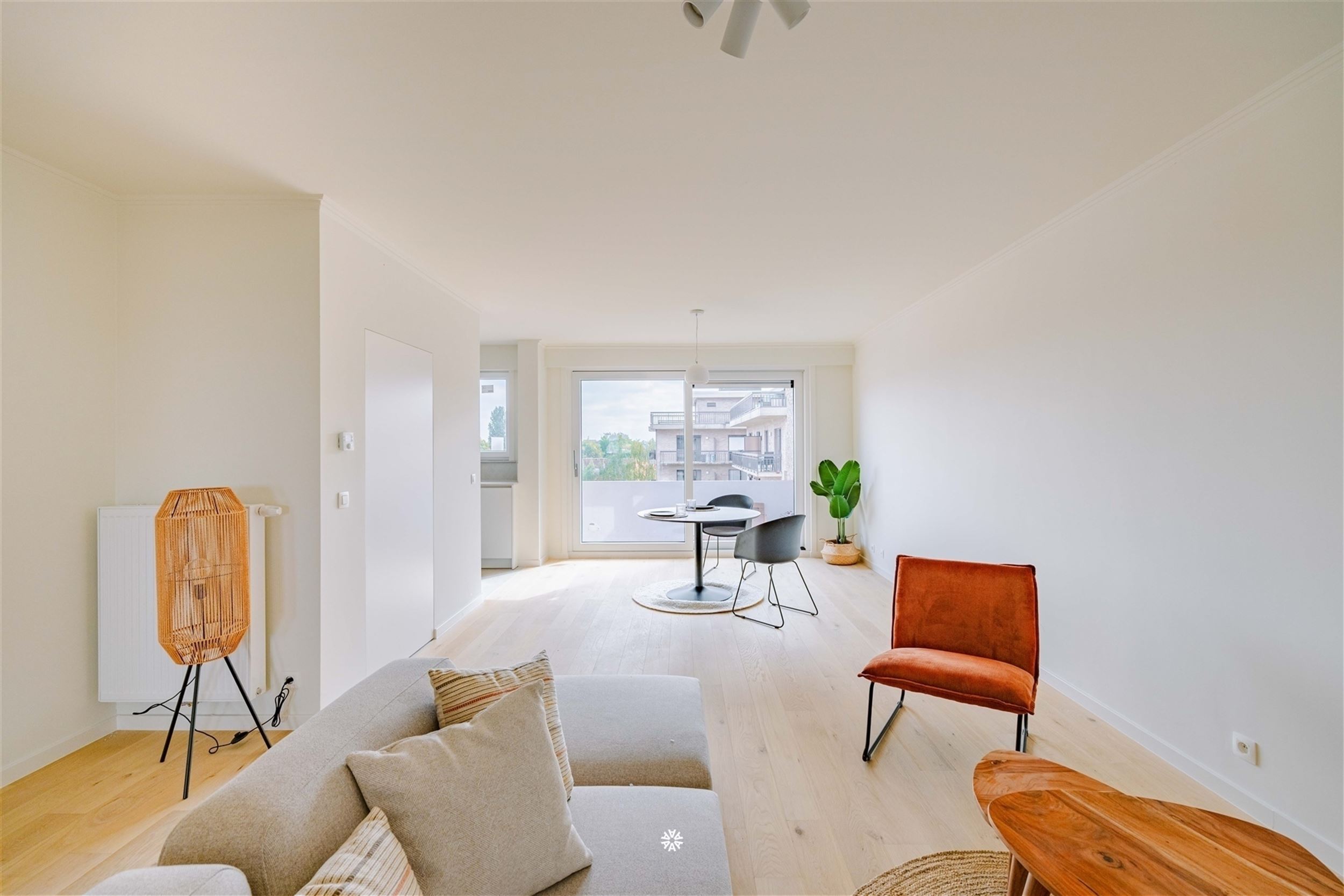 Appartement élégamment rénové avec terrasse et vue dégagée - photo 2