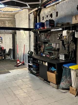Bent u op zoek naar een uitstekend gelegen werkplaats/opslagruimte van 120m² in Antwerpen-Noord? Dan is dit misschien wel exact wat u zoekt! <br /><br />Pluspunten: <br />- Ruime garage/werkplaats <br />- Quasi onmiddellijk beschikbaar <br />- Elektrische sectionale poort<br />- Geen gemeenschappelijke kosten<br /><br />Voor meer informatie kan u steeds contact opnemen met One vastgoed!