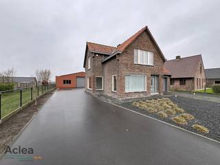 Deze multifunctionele eigendom in Sint-Laureins beschikt over heel wat troeven voor een zelfstandige of hobbyist die extra ruime zoekt. De woning werd enkele jaren geleden volledig vernieuwd tot een modern geheel met lichtrijke ruimtes. Achteraan is er een ruime loods van 230m² aanwezig met hoge inrijpoort. In de loods is er tevens een toilet en sanitair aanwezig. <br /><br />Indeling als volgt:<br />- inkomhal met trap<br />- ruime lichtrijke leefruimte met grote raampartijen, voorzien van automatische rolluiken<br />- ingerichte keuken<br />- functionele droge kelder<br />- garage met sectionale poort en opbergzolder<br />- praktische wasplaats<br />- apart toilet<br />- achterinkom<br />- nachthal<br />- 3 volwaardige slaapkamers<br />- moderne badkamer met inloopdouche, toilet en badkamermeubel<br />- aangelegd terras achteraan de woning<br />- oprit voor verschillende wagens<br />- ruime loods van 230m²<br /><br />De woning beschikt over centrale verwarming op aardgas. <br /><br />Onmiddellijk vrij!<br /><br />Contacteer ons voor een vrijblijvende rondleiding ter plaatse.