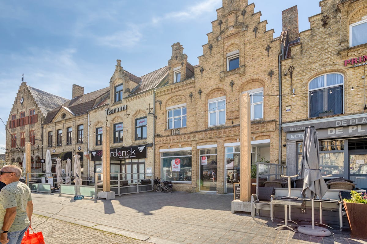Handelsgelijkvloers te huur op de Grote Markt te Veurne. - foto 2