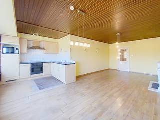 Gelegen aan de Stationsstraat 98 bus 11, bevindt dit appartement zich op een toplocatie in Eeklo: op wandelafstand van het station, scholen, winkels, horeca en andere voorzieningen. De centrale ligging zorgt voor een uitstekende bereikbaarheid, zowel met de wagen als het openbaar vervoer.Indeling:- ruime leefruimte met grote raampartijen en een open keukenhoek- slaapkamer 1- slaapkamer 2- slaapkamer 3- badkamer met ligbad, lavabo en toilet- berging/wasplaats- Een privatieve garage is inbegrepen in de prijs!Hoewel het appartement een opfrissing of renovatie kan gebruiken, zijn er reeds belangrijke stappen gezet:- nieuwe ramen werden recent geplaatst, wat bijdraagt aan een betere energie-efficiëntie- De gevel werd geïsoleerd en afgewerkt met spuitkurk, wat een positief effect heeft op het energieverbruik en wooncomfort.- Toelating van de VME voor het plaatsen van warmtepomp is aanwezigTroeven:- Lichtrijk appartement met een praktische indeling- 3 slaapkamers – ideaal voor gezinnen, koppels of investeerders- Garage inbegrepen- Gevel geïsoleerd en ramen vernieuwd- Centrale ligging nabij station, winkels, scholen en meer