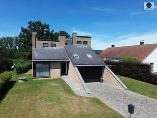 <p><span>RUSTIG GELEGEN, CHARMANTE VIERGEVELWONING MET 4 SLAAPKAMERS</span></p><p><span>Richtprijs : 399.000 euro</span></p><p><span> </span></p><p><span>Deze speciale woning is gelegen in een zeer leuke buurt en tevens rustige straat.</span></p><p><span> </span></p><p><span>De woning heeft op de gelijkvloerse verdiep een zeer ruime, lichtrijke living, keuken, berging, 1ste badkamer met douchecabine en 1ste slaapkamer.</span></p><p><span> </span></p><p><span>Op verdiep zijn er nog 2 kamers en een 2de badkamer.</span></p><p><span> </span></p><p><span>In de living is er een vide met zicht over de living, waar perfect een open bureel kan gemaakt worden.</span></p><p><span> </span></p><p><span>De woning heeft een Epc label D ( geen renovatieverplichting ).</span></p><p><span> </span></p><p><span>Onderaan de woning bevindt zich een dubbele garage.</span></p><p><span> </span></p><p><span>Eveneens is er een ruime tuin met zicht over de velden.</span></p><p><span> </span></p><p><span>Wie net dat tikkeltje anders zoekt, zit hier helemaal goed.</span></p><p><span> </span></p><p><span>Voor info bel 0475/51.40.73 of stuur een mail naar info@svena.be</span></p><p><span> </span></p><p><span>Deze gegevens zijn louter informatief en wij kunnen niet aansprakelijk gesteld worden voor eventuele onjuistheden.</span></p><p><span>De bewoonbare oppervlakte is slechts indicatief.</span></p><p><span> </span></p><p><span> </span></p>