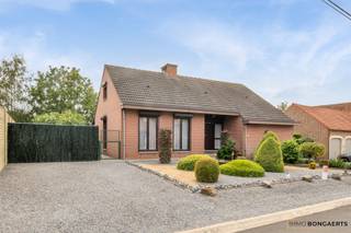 Rustig gelegen en instapklare woning met 3 slaapkamers, inpandige garage en zonnepanelen.<br /><br />Op een perceel van 5a61ca vinden we deze verzorgde woning in As. Dankzij de praktische indeling beschikt de woning over 3 slaapkamers, waarvan één op het gelijkvloers.<br /><br />INDELING<br />Gelijkvloers<br />●Ruime inkomhal<br />●Aangename leefruimte<br />●Keuken<br />●Berging<br />●Apart toilet<br />●Slaapkamer<br />●Badkamer met inloopdouche<br /><br />Verdieping:<br />●Overloop<br />●2 ruime slaapkamers<br /><br />Daarnaast beschikt de woning over een kelder met inpandige garage, wat zorgt voor extra parkeergelegenheid en bergruimte.<br /><br />PLUSPUNTEN<br />●Rustige ligging in As<br />●Instapklaar<br />●3 ruime slaapkamers<br />●Slaapkamer en badkamer op het gelijkvloers<br />●Inpandige garage<br />●Zonnepanelen van 9 kW<br />●Certificaten zonnepanelen: €270/1000kw gedurende nog 5 jaar<br />●EPC-label C<br />●Verwarming op aardgas<br />●Grondwater aanwezig<br /><br />Een ideale woning voor wie op zoek is naar comfort, ruimte en een praktische indeling, gecombineerd met interessante energetische troeven.<br /><br />Interesse? Contacteer ons voor meer informatie of een bezichtiging!