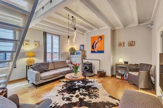 <p>Dit <strong>uitzonderlijk duplex appartement</strong> is gelegen in de Sint Jorisstraat te Aalst. Het appartement is <strong>volledig gerenoveerd</strong> en beschikt over grote leefruimtes, twee slaapkamers en twee badkamers. Via de privatieve ingang betreden we het appartement en komen we in de ruime, lichtrijke leefruimte, versterkt door de aanwezigheid van een <strong>stijlvolle kachel</strong>. Naast de leefruimte vinden we de volledig functionele keuken, een badkamer en de afzonderlijke eetruimte die ook als tweede leefruimte kan dienen, tevens met een gashaard. In beide leefruimtes is een parketvloer voorzien. Op de tweede verdieping hebben we twee afzonderlijke delen, elk te betreden via hun eigen trap. In het linkse deel vinden we een grote slaapkamer, met een tweede badkamer. In het rechtse gedeelde is momenteel één grote kamer, die kan opgesplitst worden tot twee afzonderlijke kamers. Ook de toegang naar het terras is hier te vinden. Het appartement is voorzien van <strong>hoogwaardige materialen en parketvloere</strong>n. Ook is er een <strong>warmtepomp lucht-lucht</strong> voorzien. Alle daken zijn volledig vernieuwd. EPC-label: E (Er zullen aanpassingswerken gebeuren zodat het EPC-label niet langer een renovatieverplichting is) - Centrum Aalst - Hoogwaardig afgewerkt. (Maatregelen opgenomen in het maatregelenregister: neen)</p>