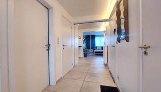 Dit prachtige appartement is gelegen in het centrum van Bredene Duinenin een zeer rustig gebouw direct nabij zee & strand, winkels en openbaar...