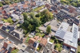 Nabij het centrum van Meulebeke vinden we deze verrassende percelen grond terug die uitgeven op zowel de Kasteeldreef als de Parochiehoek.Dit...