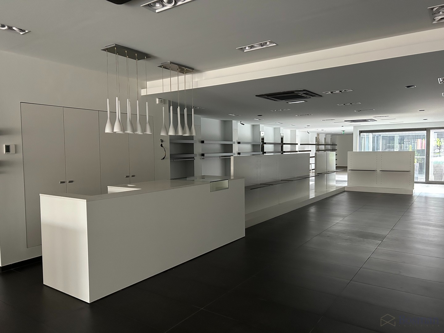 Ruim handelspand met tal van mogelijkheden in het centrum van Tessenderlo te huur - foto 5