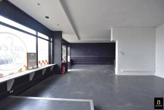 Handelsgelijkvloers op de Zeedijk van het Albertstrand, zeer goed gelegen tussen het Casino en het Albertstrand in het hoekgebouw met de...