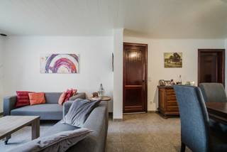 Wenst u te wonen in alle rust met ruimte &amp; vrij zicht? Heestertstraat 67 in Outrijve biedt het allemaal. Deze woning staat op een royaal perceel van 736 m².<br /><br />Indeling van de woning: Via de inkomhal bereikt u de sfeervolle woonkamer met zit- en eethoek. Aansluitend bevindt zich de semi-open keuken voorzien van alle nodige toestellen. Deze loopt door in een tweede, lichte ruimte met zicht op de prachtige tuin. Praktisch gemak is troef dankzij de doorgang naar de garage, de badkamer en de aparte wasruimte.<br /><br />Verdieping &amp; Zolder: Op de eerste verdieping vindt u twee ruime slaapkamers. Leuke extra is de authentieke houten vloer die dit verdiep kenmerkt. Een vaste trap leidt naar de grote zolderruimte, die perfect kan worden ingericht als extra slaapkamer(s) of hobbyruimte.<br /><br />Buitenleven &amp; Ontspanning: De diepe tuin is een paradijs voor rustzoekers. Geniet van het zonnetje op het terras of van het panoramische uitzicht over de velden. De tuin is voorzien diverse opslagruimtes en een kleine bar. En de fluitende vogels zijn er gratis bij!<br /><br /><br />Waarom net dit aanbod overwegen?<br /><br />-> kelder<br />-> zeer aangename tuin<br />-> rustige straat<br />-> 2 garages &amp; bergruimtes<br />-> zonnepanelen<br />-> zolder zelf in te richten<br />-> extra kamer(s) mogelijk<br />-> rolluiken<br /><br /><br />Interesse, bel 0499 89 30 45 of 0471 69 44 30<br />Attesten &amp; documenten: www.nestr.be