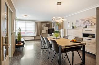 <div><div> <p>Lichtrijk hoekappartement met terras en garagebox.</p><p>Dit hoekappartement is gelegen op de eerste verdieping in de wijk Zwarte Arend. Dankzij de hoekligging geniet de leefruimte van 35 m² van veel lichtinval. De keuken werd volledig vernieuwd en is voorzien van alle nodige toestellen. De ruime hoofdslaapkamer van 16 m² geeft rechtstreeks toegang tot het terras van 6 m², waar je kan genieten van een mooi uitzicht. Daarnaast zijn er nog twee slaapkamers van 7 m² en 6 m². De badkamer beschikt over een ligbad en enkele wastafel. Verder is er een afzonderlijk toilet. Het appartement beschikt over vernieuwde PVC-ramen, een condensatieketel op gas en een goedgekeurde elektrische installatie. De 8 zonnepanelen in combinatie met een thuisbatterij zorgen bovendien voor een lagere energiefactuur. Als extra bergruimte zijn er twee privatieve kelderbergingen. De garagebox dient verplicht mee aangekocht te worden voor € 30.000. Voor de garage is een oprit voorzien, zodat er ook een wagen voor de garage kan worden geplaatst. De garage beschikt over een automatische poort. </p></div> </div>