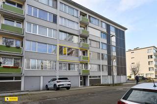 <p><span>Welkom in dit moderne appartement gelegen in Borgerhout, een wijk met veel karakter en levendige activiteiten. Dit fraai ingerichte 2-slaapkamer appartement biedt een ideale combinatie van comfort en stijl, perfect voor starters of kleine gezinnen.</span></p><p><span> </span></p><p><span>Met een totale bewoonbare oppervlakte van 82 vierkante meter is dit pand doordacht ingedeeld om maximaal gebruik van ruimte te bieden. Het appartement beschikt over twee ruime slaapkamers, waarvan één voorzien van een groot raam dat volop natuurlicht binnenlaat en uitkijk geeft op de groene omgeving van de buurt. De slaapkamers zijn beide voorzien van praktische opbergoplossingen in de vorm van ingebouwde kasten.</span></p><p><span> </span></p><p><span>Het hart van het appartement is de moderne open woonkamer met aangrenzende keuken. Deze ruimte kenmerkt zich door grote ramen die veel natuurlicht toelaten en een aangenaam uitzicht op het groene oase bieden. De woonkamer beschikt over vernieuwde vloer die warmte en elegantie uitstralen. De hedendaagse keuken is compact maar volledig functioneel, uitgerust met moderne apparatuur en voldoende werkblad.</span></p><p><span> </span></p><p><span>De badkamer is recent gerenoveerd met grijze tegels en voorzien van een moderne douche met glazen wand, een stijlvol wastafelmeubel met gouden details en alle nodige sanitair. Deze badkamer ademt luxe en praktische comfort.</span></p><p><span> </span></p><p><span>Het appartement ligt in een rustige en goed bereikbare locatie in Borgerhout. De ligging biedt uitstekende verbindingen naar het centrum en andere wijken. De omgeving beschikt over volop winkels, restaurants en recreatieve mogelijkheden.</span></p><p><span> </span></p><p><span>Dit is een unieke kans om een modern en goed onderhouden appartement in het hart van Borgerhout te bezitten. De combinatie van moderne faciliteiten, praktische indeling en aantrekkelijke ligging maakt dit pand een excellente keuze voor wie op zoek is naar kwaliteit en leefgenot.</span></p>