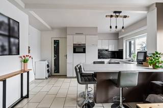 Dit gerieflijk, licht en ruim duplex-appartement is gelegen pal in het centrum van Putte, met winkels, scholen en openbaar vervoer in de...