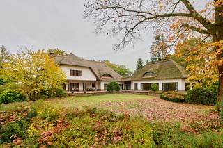 Ontdek deze uitzonderlijke villa die niet alleen uitblinkt door haar royale afmetingen en luxueuze afwerking, maar vooral door haar uitstekende ligging. Gelegen in een prestigieuze, residentiële wijk biedt deze eigendom het beste van twee werelden: een oase van rust en privacy in een groene omgeving, én een uitstekende bereikbaarheid. Binnen slechts enkele minuten bereikt u de E314, Maasmechelen Village en het Nationaal Park Hoge Kempen – ideaal voor wie houdt van natuur, wandelen, shoppen en genieten van het leven.<br />De villa ligt op een prachtig, volledig omheind perceel van 67a 09ca met een parkachtige tuin, perfect onderhouden en zuidgericht. <br />Bovendien beschikt deze eigendom over twee afzonderlijke, zeer ruime garages, ideaal voor meerdere wagens, hobbyvoertuigen of extra opslagruimte.<br /><br />Een absolute troef is de bijna 200 m² grote kelderverdieping, die ingericht is als volwaardige extra leeflaag met onder meer een wijnkelder, een multifunctionele verblijfsruimte, een praktische wasruimte en een ruime provisiekamer.<br /><br />Dankzij het eigen tennisveld, de uitgebreide wellnessruimte met binnenzwembad, jacuzzi en sauna, en de ruime leefruimtes, vormt deze woning een unieke combinatie van elegantie, ontspanning en wooncomfort.<br />De woning is met oog voor detail afgewerkt met hoogwaardige materialen en biedt een warme, uitnodigende sfeer.<br /><br />________________________________________<br />Indeling:<br /><br />Gelijkvloers<br />•    Inkomhal met imposante massieve eiken trap<br />•    Gastentoilet <br />•    Royale woonkamer met open haard en veel lichtinval<br />•    Volledig uitgeruste keuken met hoogwaardige toestellen en ruime opbergmogelijkheden<br />•    Bureel / thuiskantoor<br />•    Drie slaapkamers<br />•    Drie badkamers<br />•    Luxe wellnessruimte met binnenzwembad, jacuzzi, sauna en douche<br /><br />Verdieping<br />•    Overloop met gezellige zitruimte<br />•    Twee slaapkamers<br />•    Badkamer met jacuzzi, dubbel lavabomeubel en toilet<br />•    Hobbykamer / multifunctionele ruimte, ideaal als fitnessruimte of speelkamer<br /><br />Kelderverdieping (ca. 200 m²)<br />• Wijnkelder<br />• Multifunctionele verblijfsruimte (ideaal als lounge, hobbyruimte)<br />• Wasruimte<br />• Ruime provisiekamer / berging<br /><br />Garages<br />• Twee afzonderlijke, ruime garages met plaats voor meerdere voertuigen en extra opslag<br /><br />Tuin<br />• Schitterende, zuidgerichte en volledig aangelegde tuin<br />• Eigen tennisveld<br />• Volledige omheining voor maximale privacy en veiligheid<br /><br /><br />Technisch:<br />• Bouwjaar: 1989<br />• EPC: F (527 kWh/m²jaar) - (UC 20210609-0002426706-RES-1)<br />• Renovatieplicht: ja<br />• Elektriciteit: conform<br />• Mazouttank: 5000 l<br />• Asbestattest: asbestveilig<br />• Vg, Wg, Gmo, Gvkr, Gvv<br />• Watertoets: P-score: A ; G-score: A<br />• Niet gelegen in watergevoelig openruimtegebied<br />• Maatregelenregister : Er zijn geen maatregelen op dit perceel<br /><br />Samenvattend:<br />Deze villa is een uitzonderlijke eigendom voor wie houdt van ruimte, rust en verfijning op een absolute toplocatie, en straalt nog steeds dezelfde tijdloze klasse en royale charme uit. Dankzij de combinatie van privacy, luxe en uitstekende verbindingen vormt dit een unieke kans voor wie op zoek is naar een karaktervolle woning met potentieel op een toplocatie. Wilt u deze bijzondere villa met eigen ogen ontdekken? Neem gerust contact met ons op voor een exclusieve bezichtiging.