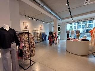 Deze instapklare winkel is gelegen op de Oever, de straat die de Kloosterstraat en Hoogstraat met elkaar verbindt. De winkel is +/-153 m² en heeft achteraan een kleine berging met kitchenette en toilet.<br />Deze buurt is een populair winkelgebied alsook druk bezocht door toeristen.<br />Vlakbij "Ultimate", "Horus Gallery", "Liv The Label", "Marie-Marie" e.a.<br />EPC label X.