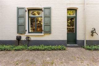 <p><span>Ben je op zoek naar een karaktervolle woning met een zee van buitenruimte op een uiterst centrale locatie, die je nog helemaal naar eigen hand kunt zetten? Deze charmante halfopen bebouwing aan de Bredabaan 774 in Brasschaat biedt de perfecte basis om jouw droomwoning te realiseren. Met een flinke dosis karakter en een geweldige tuin is dit de ideale renovatieopportuniteit.</span></p><p><span>De highlights:</span></p><ul><li><span>Karaktervolle en uiterst charmante gevel met enorm veel potentieel.</span></li><li><span>Prachtige, diepe tuin met een gezellig overdekt terras om nu al van te genieten.</span></li><li><span>Klaar voor de toekomst met een eigen laadpaal voor je elektrische auto.</span></li><li><span>Renovatieproject, ideaal om te moderniseren naar eigen smaak.</span></li></ul><p><span>Indeling en afwerking: Je komt binnen via de inkomhal die meteen de gezellige sfeer van de woning ademt. De leefruimte geniet van een fijne lichtinval en sluit mooi aan op de achterliggende ruimtes waaronder de keuken met heel veel opbergmogelijkheden. Gelijkvloers bevindt zich eveneens de badkamer met inloopdouche. Op de eerste verdieping liggen de drie slaapkamers. Hoewel de woning wat liefde en werk nodig heeft om energetisch en modern helemaal futureproof te worden, is de basis fantastisch. De absolute troef bevindt zich achteraan: een uitzonderlijk grote, diepe tuin waar kinderen naar hartenlust kunnen spelen en een prachtig overdekt terras. Je wagen parkeer je op de oprit, die alvast is uitgerust met een moderne laadpaal.</span></p><p><span>Over de buurt: De woning is gelegen in het gezellige centrum van Maria-ter-Heide (Brasschaat). Je woont hier met alle voorzieningen binnen handbereik: winkels, gezellige horeca, scholen en openbaar vervoer liggen op wandelafstand. Bovendien sta je zo in het prachtige park van Brasschaat of het Peerdsbos voor een ontspannende wandeling, en geniet je van een snelle verbinding naar de E19.</span></p><p><span>Interesse om de handen uit de mouwen te steken en hier jouw droomhuis van te maken? Neem vandaag nog contact met ons op via 03/646.66.55 of lynn@sinjoor.be</span></p>