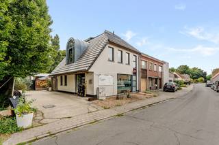Deze eigendom biedt enorm veel potentieel: momenteel uitgebaat als zeer goeddraaiende horecazaak met groot terras.
Gelegen op een TOPligging: zicht op groen; grote eigendom met veel mogelijkheden, handelspand met woonst, 2-woonst, of mensen op zoek naar een grote woonst.
(totaalrenovatie, charmante authentieke inrichting) met een prachtig terras, uitgevend op groen, en genietend van alle privacy.
Volledig onderkelderd (120m2, vroegere wellness)
EXTRA: Mogelijkheid bijkopen aanpalende woning (75).
Bezoek na afspraak met IMMO BEGUIN: info@immobeguin.be