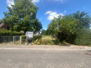 <p>Bouwgrond met een oppervlakte van 665m² te Essen-centrum, voor het oprichten van een vrijstaande woning! Het betreft hier een interessante locatie, zijnde uiterst centraal, in de nabijheid van alle nodige winkels/voorzieningen, een kindvriendelijke straat en vlakbij allerhande uitvalswegen!</p>