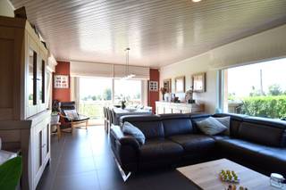 In het groene en gegeerde Bellegem, waar rust, natuur en een vlotte bereikbaarheid hand in hand gaan, bevindt zich dit veelzijdige eigendom op een uitzonderlijk perceel van maar liefst 6.855 m². Omringd door uitgestrekte weilanden, grazende koeien en prachtige vergezichten geniet je hier elke dag van een zalige omgeving, terwijl alle nodige voorzieningen en belangrijke invalswegen vlot bereikbaar zijn.<br /><br />Indeling als volgt:<br />De woning verwelkomt je via de inkomhal, die toegang biedt tot de aangename en lichtrijke leefruimte. Dankzij de grote raampartijen baadt deze in natuurlijk licht. De gezellige zithoek met gashaard en de eetplaats vormen samen een warme en uitnodigende leefomgeving. Aansluitend bevindt zich de volledig uitgeruste keuken met praktische ontbijthoek.<br /><br />De ruime veranda is een absolute meerwaarde en biedt tal van mogelijkheden als extra leefruimte, hobbyruimte of speelkamer. Bovendien geniet je hier van een vol zicht op de tuin.<br /><br />Verder beschikt de woning over 3 volwaardige slaapkamers, een verzorgde badkamer met inloopdouche, lavabo en toilet en een praktische wasplaats met een tweede toilet.<br />Ruime zolder die nog volledig naar eigen wensen kan worden ingericht.<br /><br />Ook aan bergruimte is geen gebrek. Op de kelderverdieping bevinden zich een ruime garage met sectionaalpoort en nog eens ongeveer 30 m² extra opslagruimte.<br />Dit werd verder aangevuld met een kruipkelder.<br /><br />De tuin vormt de perfecte plek om in alle rust te genieten. Het overdekte terras (met screens), uitgerust met verwarming en een tv-aansluiting, maakt buitenleven in elk seizoen aangenaam.<br />Daarnaast is er ook een praktische tuinberging aanwezig.<br /><br />Qua comfort is de woning voorzien van diverse extra's, waaronder airco (warm/koud), een sfeervolle gashaard, zonnepanelen, een alarmsysteem en een laadpaal voor een elektrische wagen.<br /><br />Als absolute surplus beschikt deze eigendom over een grote loods van maar liefst 502 m².<br />Deze is uitgerust met zonnepanelen, ruime elektrische laadpoort en tal van opportuniteiten !<br /><br />Ontdek hier de eindeloze mogelijkheden!<br /><br />Onze ref. DEV5126