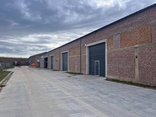 Het magazijn (met opslagruimte van 268m²) is gelegen op de hoek tussen de Zuidlaan en de Borstekouterstraat te Roborst, Zwalm. De loods heeft dus...