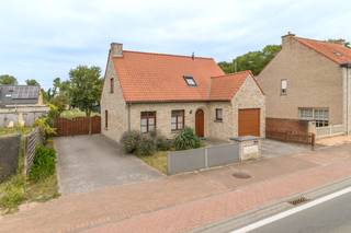 <strong>-- NIEUWE VOORWAARDEN -- MET INSTELPRIJS --</strong><br />De vermelde prijs is een instelprijs, nl. <strong>€ 380.000</strong>. De woning kan bezichtigd worden op <strong>zaterdag 29/08/2026 van 10u tot 12u</strong> waarbij de bezoekers de mogelijkheid krijgen om een bod/voorstel te doen op basis van de instelprijs en dit <strong>uiterlijk tot 10 dagen na het bezoekmoment</strong>.<br />Toch liever al eerder eens komen kijken? Zeker geen probleem, neem zeker contact op met Dirk. <br />DE PANNE: Gezinswoning met 4 slaapkamers (waarvan 1 gelijkvloers), bureauruimte, 2 badkamers en tuin op 1.250m² totale grondopp.<br />Bij het binnenrijden van De Panne, komende van Veurne, vindt u deze woning op zoek naar nieuwe eigenaars. Gelegen net buiten het centrum, maar vlak bij natuurgebied, duinen en strand. Ook sporthal, voetbalveld en fietsroutes zijn makkelijk bereikbaar. Via het einde van de Veurnestraat bereikt u snel de Zeelaan, het commerciële hart van De Panne, met vlotte verbinding naar Markt en zee.<br />De huidige eigenaar kocht de woning meer dan 30 jaar geleden en voerde doorheen de jaren diverse renovaties uit. In 2010 werden o.a. keuken en badkamer vernieuwd, en in 2017 kreeg de woning een volledig nieuw dak.<br />Indeling:<br />Gelijkvloers: inkomhal, gezellige woonkamer met zit- en eetplaats en cassette, volledig ingerichte keuken (Amerikaanse koelkast, gaskookplaat, vaatwasser, veel kastruimte), sas met achterdeur, ruime slaapkamer met dressing, badkamer (ligbad, douche, dubbele lavabo), apart toilet, berging en garage met automatische poort.<br />1e verdieping: nachthal, 3 slaapkamers, bureauruimte, recente badkamer (2024) met douche, wastafel en toilet, berging.<br />2e verdieping: zolderberging.<br />Extra’s: centrale verwarming op aardgas (ketel 2010), nieuw dak met 18 cm isolatie, houten ramen met hoogrendementsglas, regenwaterput (15.000 l), elektrische rolluiken, onmiddellijk bewoonbaar (opfrissing nodig).<br />Deze woning is ideaal voor zowel ouderen (dankzij slaapkamer en badkamer op het gelijkvloers) als jonge gezinnen met nood aan meerdere slaapkamers.<br />Buiten: parkeermogelijkheid vooraan voor 4 wagens, zijdelingse toegang naar terras en tuin, aangelegd terras met tuinhuis, diepe tuin met extra bergruimte. Dankzij de grootte van de tuin is er altijd wel een zonnig plekje te vinden.<br />De foto's met "AI" vermeld, zijn foto's die bewerkt werden om een voorbeeld te geven hoe de woning kan worden ingericht/gerenoveerd.