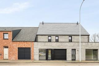 - Instapklare woning in de Oostrozebeeksestraat 52 in Ooigem<br />- Lichtrijke leefruimte met prachtige open keuken<br />- Handige berging<br />- Tuin met groot terras<br />- Inpandige garage<br />- 3 slaapkamers<br />- Grote zolder met vaste trap (mogelijkheid 4de slaapkamer)<br />- Badkamer met ligbad, inloopdouche en dubbel wastafelmeubel<br />- 2 toiletten<br />- Vloerverwarming en warmtepomp/airco<br />- Zonnepanelen<br />- Regenwaterput van 10.000 liter<br />- Volledig geschilderde woning<br />- Bijna-energie-neutraal<br />- Richtprijs: € 399.000