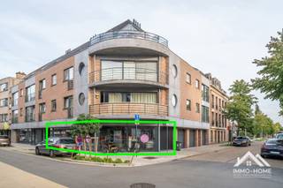 Deze handelsruimte is commercieel heel goed gelegen, aan een drukke invalsweg richting de markt en het levendige centrum van Zele. Ze bestaat uit een mooie open winkelruimte, opgedeeld in twee delen door middel van een glazen wand met deuren. Hier vinden we ook een kleine berging en toilet terug. Door de hoekligging is er veel zichtbaarheid van buiten uit en uiteraard ook veel natuurlijke lichtinval. Bij het pand hoort eveneens een opslagruimte van 15 m², bereikbaar via de gemeenschappelijke garage.Inschrijven via mail voor bezoekdag naar stefan@immo-home.be, geen telefonische inschrijvingen! Volg ons op Fb en Insta. Voor meer info: www.immo-home.be. GRATIS SCHATTING &amp; GRATIS FINANCIEEL ADVIES