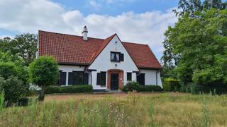 Te renoveren villa met 2 bouwgronden met vergunning te koop in het centrum van Deerlijk. Deze eigendom bevindt zich op gunstige doch...