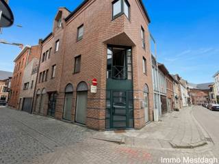 <p><b>Lichtrijke en comfortabele studio in het hart van Diest</b></p>
<p>Bent u op zoek naar een gezellige, instapklare woonruimte op een toplocatie? Deze ruime en lichtrijke studio op de tweede verdieping combineert het gemak van een centrale ligging met een doordachte indeling.</p>
<p><b>Indeling van het pand:</b></p>
<ul>
<li>
<p>Ruime en onderhouden gemeenschappelijke traphal met een degelijke vaste trap naar de tweede verdieping.</p>
</li>
<li>
<p>Open en heldere woonkamer met een opvallend prettige lichtinval.</p>
</li>
<li>
<p>Praktisch ingerichte open keuken, naadloos verbonden met het leefgedeelte.</p>
</li>
<li>
<p>knusse slaaphoek mogelijk.</p>
</li>
<li>
<p>Eigentijdse badkamer voorzien van een douche, wastafel en toilet.</p>
</li>
</ul>
<p><b>Ligging &amp; Omgeving:</b> Gelegen in het bruisende centrum van Diest. Supermarkten, winkels, gezellige horeca, openbaar vervoer en ontspanningsmogelijkheden bevinden zich allemaal op wandel- en fietsafstand.</p>
<p><strong>Interesse?</strong> Aanvragen en kandidaatstellingen worden uitsluitend online verwerkt. Gelieve het contactformulier op de immowebsite in te vullen om uw kandidatuur door te geven. Telefonisch contact is voor dit pand helaas niet mogelijk.</p>