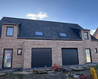 Moderne nieuwbouw woningen omvattende:Gelijkvloers: inkomhal; afzonderlijke WC; living met open keuken; berging;Verdiep: nachthal; 3 slaapkamers;...