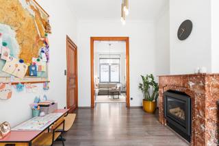 <p>Sommige woningen voelen meteen goed aan. Deze karaktervolle stadswoning in Ronse combineert verrassend veel ruimte met de warmte en charme van een authentieke woning.</p><p> </p><p>Hoge plafonds, sierlijsten, houten binnendeuren en de marmeren schouw geven het interieur zijn eigen sfeer. De gezellige leefruimte loopt over in de eetplaats en verder naar de ingerichte keuken. Grote raampartijen brengen veel natuurlijk licht binnen en achteraan is er een aangename koer.</p><p> </p><p>Ook boven blijft de woning verrassen. De eerste verdieping biedt een ruime slaapkamer, een verzorgde badkamer met ligbad, douche en dubbele lavabo en een extra ruimte met sauna. Op de tweede verdieping bevinden zich nog twee volwaardige slaapkamers. De ruime zolder en kelder zorgen voor heel wat bijkomende berg- en gebruiksruimte.</p><p> </p><p>Met maar liefst <strong>222 m² bruikbare vloeroppervlakte</strong> is dit een woning die achter haar gevel veel meer prijsgeeft dan je op het eerste gezicht zou verwachten. Bovendien beschikt ze over EPC C, centrale verwarming op gas en een asbestveilig attest.</p><p> </p><p><strong>Een warme thuis met 3 slaapkamers, karakter én ruimte, op wandelafstand van het centrum van Ronse.</strong></p><p> </p><p>Interesse? Contacteer Chiara voor meer informatie of een bezoek.</p>