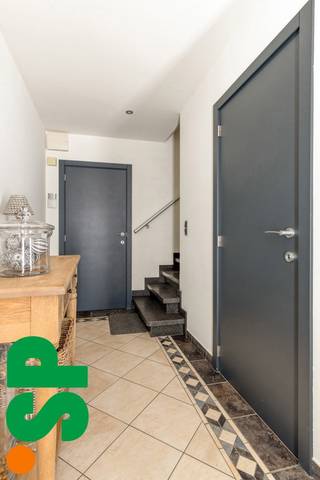 Ruime stadswoning op perceel van 3A 85CA. <br /><br />Indeling gelijkvloers: inkomhall met gastentoilet, zithoek met kachel, eetplaats, ingerichte keuken, wasplaats en berging.<br />Indeling 1e verdieping: nachthall, 4 slaapkamers, multifunctionele ruimte, badkamer (lavabo - ligbad - douche - WC) en dressing.<br />Ook is er een ruime bergzolder en voorraadkelder.<br /><br />De woning werd volledig verbouwd + gerenoveerd in 2001 en is in perfecte staat van onderhoud. De voorbije jaren werden er nog energetische ingrepen gedaan: nieuwe CV - ketel, installatie van 28 zonnepanelen, .. waardoor het huis een gunstige EPC - score heeft. <br />Voorts werd er in 2018 een personenlift geïnstalleerd wat mogelijkheden biedt voor mindervaliden, een kangoeroe - woning, ..<br />Ook is er een alarmsysteem + camerabewaking.<br /><br />Aan de achterzijde is er een mooi aangelegde tuin met tuinhuis én car - port. De car - port staat op een aparte (kadastrale) bouwgrond waar desgevallend ook nog op bijgebouwd kan worden. De tuin is tevens langs de rechterzijde bereikbaar via een gangpad.<br /><br />Door de grote bewoonbare oppervlakte en de indeling biedt dit pand mogelijkheden voor mensen met een professionele activiteit, nieuw samengestelde gezinnen, een kangoeroewoning, ..<br /><br />Centrale locatie op wandelafstand van de Markt en met een vlotte verbinding naar de uitvalswegen.<br /><br />EPC: 191 kWh / m².<br /><br />Nog vragen? Contacteer Immo SP op het nummer 014/59.10.20 of via info@immosp.be.