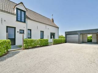 Welkom in de Wingensestraat 7 te Hertsberge, een te renoveren woning met garage, autostaanplaats en zonnige tuin, gelegen in het charmante Hertsberge. Op een steenworp van het Bulskampveld geniet u hier van een groene en rustige omgeving, terwijl scholen, winkels, openbaar vervoer, horeca en tal van wandel- en fietsroutes zich in de nabije omgeving bevinden. De buitenschil van de woning werd reeds gerenoveerd, waardoor u zich kunt focussen op de verdere afwerking van het interieur naar eigen smaak en wensen.<br /><br />Via de ruime inkomhal met plaats voor een vestiaire betreedt u de woning. De leefruimte biedt tal van mogelijkheden en kan perfect gecombineerd worden met een open keuken die aansluit op de tuin. Aansluitend bevindt zich een ruime berging, ideaal voor het stockeren van provisies en huishoudelijke materialen. Verder beschikt het gelijkvloers over een praktische wasplaats/technische ruimte.<br />Op de eerste verdieping vindt u twee slaapkamers, evenals de ruimte voor het inrichten van een badkamer.<br /><br />Buiten geniet u van een achtertuin, een gemeenschappelijke oprit met privatieve autostaanplaats en een garage met elektrische sectionaalpoort. Achter de garage bevindt zich bovendien een overdekte berging, ideaal voor fietsen of tuinmateriaal. <br /><br />De vermelde prijs is een richtprijs; elk bod wordt voorgelegd aan de eigenaar, die het recht heeft dit te aanvaarden of te weigeren.<br /><br />Neem voorsprong met een vrijblijvende schatting via:<br />www.residentievastgoed.be/gratisonlineschatten