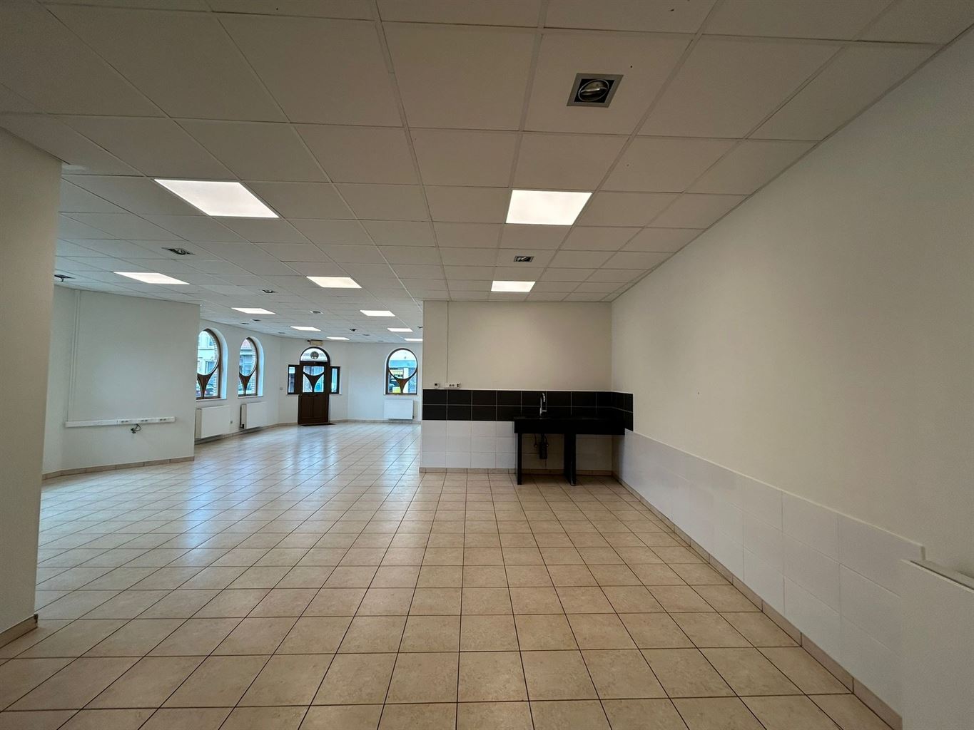 Ruime, instapklare handelsruimte met garagebox, gelegen op een toplocatie in het centrum van Maaseik - foto 4