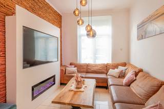 In Mechelen, op wandelafstand van zowel het station als het bruisende stadscentrum, ontdek je deze instapklare woning met vier slaapkamers en een zonnig terras. Dankzij de toegang langs zowel de Brusselsesteenweg als de Geerdegemvaart geniet je van een optimale bereikbaarheid, met vlotte verbindingen naar de belangrijkste in- en uitvalswegen.<br /><br />Op het gelijkvloers kom je binnen in een lichtrijke leefruimte met een knusse zithoek en sfeervolle haard. De eetruimte sluit mooi aan bij de keuken, waardoor er een praktische en gezellige leefruimte ontstaat. Op de eerste verdieping bevinden zich twee comfortabele slaapkamers en een badkamer. De dakverdieping biedt nog eens twee slaapkamers én een terras met prachtig zicht op de vaart – een uniek voordeel midden in de stad.<br /><br />Daarnaast is er een kelder voor extra bergruimte en beschikt de woning over een gunstig EPC-label B. Hier woon je energiezuinig, centraal en toch rustig.<br /><br />Kortom: een charmante, instapklare woning met uitstekende ligging en alle troeven om meteen te genieten.