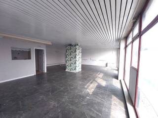 Vraag uw bezoek aan via info@optimusvastgoed.be!TE HUUR: Handelsruimte/kantoorruimte met een gunstige ligging te Beringen!Dit...