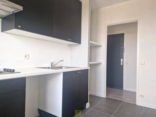 Op de 9de verdieping van een rustige residentie in Aalst bevindt zich dit vernieuwde appartement met een prachtig open uitzicht. De ligging is ideaal: in een kalme buurt, maar toch op korte afstand van het stadscentrum, de belangrijkste invalswegen, winkels en het openbaar vervoer.<br />Het appartement werd recent gerenoveerd. De elektriciteit is conform, de keuken en badkamer vernieuwd, de muren zijn netjes geschilderd/behangen. Het geheel is dan ook volledig instapklaar en afgewerkt met oog voor comfort en kwaliteit.<br />Bij het binnenkomen kom je in de inkomhal die leidt naar de lichtrijke leefruimte en de keuken. Via de nachthal, die voorzien is van een handige berging, bereik je de twee slaapkamers, een apart toilet en de badkamer. Een terras (volledige breedte van het appartement) biedt een aangename buitenruimte met uitzicht. Daarnaast is er ook een private kelderberging inbegrepen.<br />Er is bovendien de mogelijkheid om een overdekte autostaanplaats (nummer 108) bij te huren aan 55 euro per maand. Het appartement is geschikt voor maximum twee volwassenen en één kind. Verwarming, warm en koud water via provisie (syndicus). <strong>Bezoekaanvragen kunnen per mail worden ingediend via info@pantheonvastgoed.be</strong>