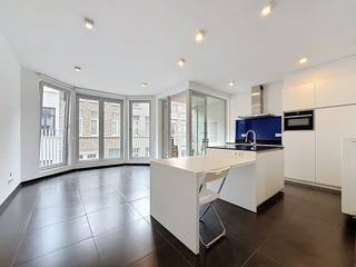 Instapklaar recent appartement te huur in Antwerpen-Noord nabij Park Spoor Noord.Eerste verdieping te bereiken met lift:- woonkamer op keramische tegel met open ingerichte keuken. Keuken is volledig uitgerust met vaatwasser, ijskast en diepvries, inductie kookplaat, dampkap, combinatie microgolf/oven en een tafel. De woonkamer geeft uit op het terras- nachthal- technische ruimte (aansluiting voor wasmachine en droogkast), en extra berging- apart toilet- slaapkamer (ca. 9 m²) met ingemaakte kast- extra bureauruimte of dressing met ingemaakte kast- badkamer met enkele lavabo, spiegelkast, handdoekdroger en inloopdoucheTroeven:- recent, instapklaar appartement- gemeenschappelijke fietsenberging- EPC A - centrale locatie nabij Park Spoor Noord- per direct beschikbaarMaandelijkse provisie: 90 euro/maandBent u geïnteresseerd in dit appartement te huur te Antwerpen? Aarzel dan niet om contact met ons op te nemen. Wenst u uw eigendom ook te koop of te huur te stellen? We helpen u graag verder. Steeds tot uw dienst om u verder te helpen met al uw vragen over vastgoed.