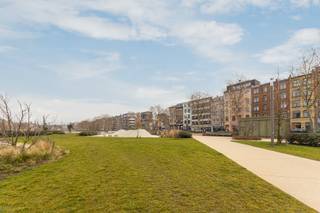 Schitterend gerenoveerd appartement op het bruisende zuid met zicht op het nieuwe ZUIDPARK.Indeling van het appartement:Inkomhal met vestiairekast:...